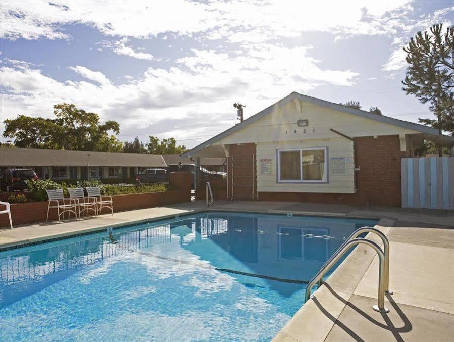 Americas Best Value Inn - Livermore Bagian luar foto